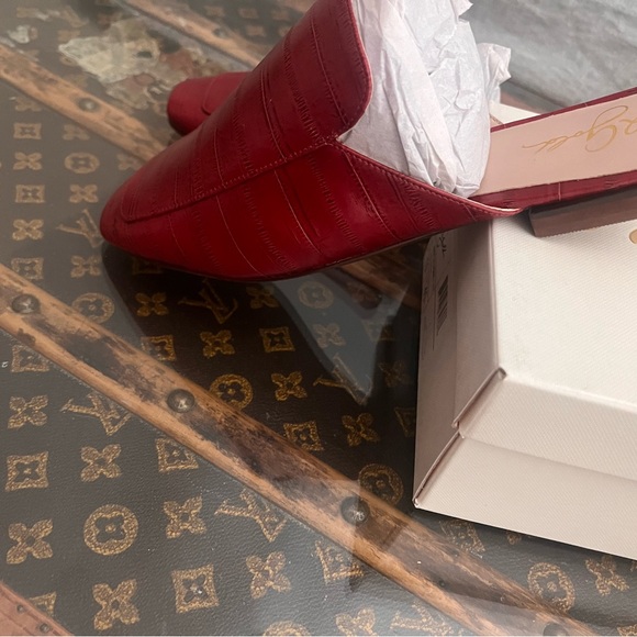 Red snake print leather mule . Brand new in box . Never worn . - Picture 2 of 3
